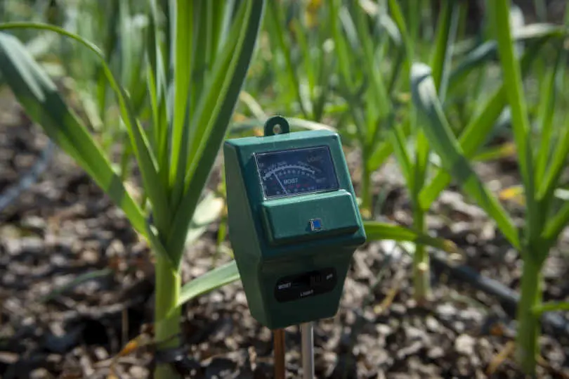 Agricultural meter to measure the moisture of the soil in a field